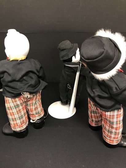 Trois POUPEES représentant deux clowns et...