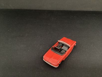 DINKY TOYS :
Peugeot 204 cabriolet, red.
With...