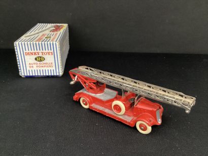 DINKY TOYS :
Fire truck, Delahaye.
With ladder.
In...