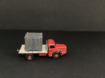 DINKY TOYS :
BERLIET GLR, porte-conteneurs,...
