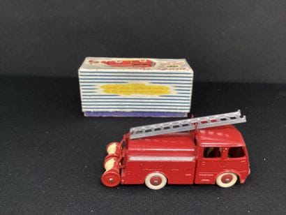 DINKY TOYS :
1st aid truck, Berliet.
With...