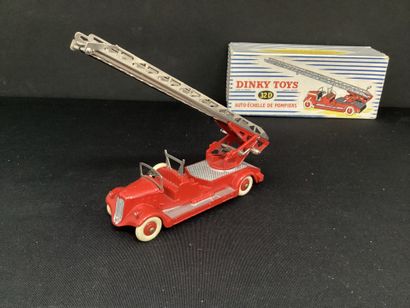 DINKY TOYS :
Fire truck, Delahaye.
With ladder.
In...