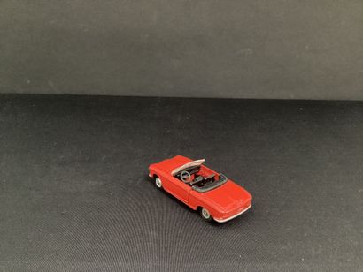 DINKY TOYS :
Peugeot 204 cabriolet, red.
Tilting...
