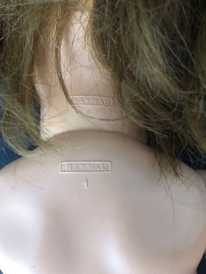 RAYNAL :
POUPEE en matière plastique.
La...