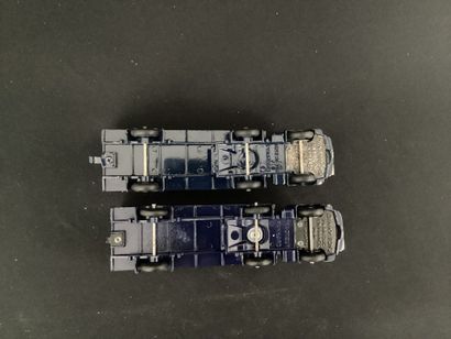 DINKY TOYS :
LOT de deux camions Panhard,...