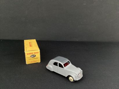 DINKY TOYS :
Citroën 2CV, 1961, grise.
Avec...
