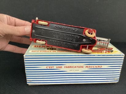 DINKY TOYS :
Camion Delahaye.
Avec auto-échelle...