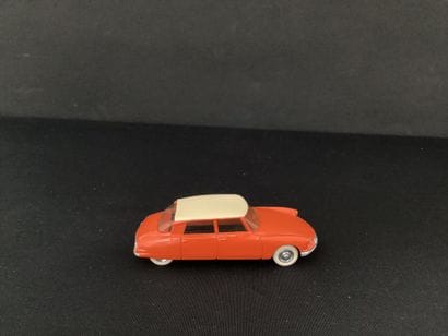 DINKY TOYS :
Citroën DS 19, sedan, orange...