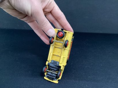 DINKY TOYS :
Camion Ford Calberson bâché.
Sans...