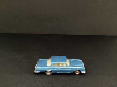 DINKY TOYS :
Mercedes 300 SE, blue.
Steering...