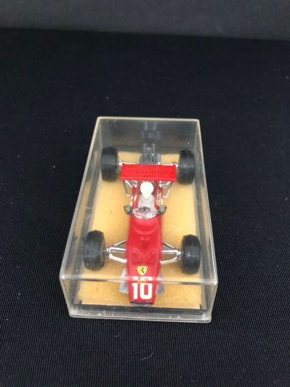 Red Ferrari F1 n°10, Brands Hatch.
Driver...
