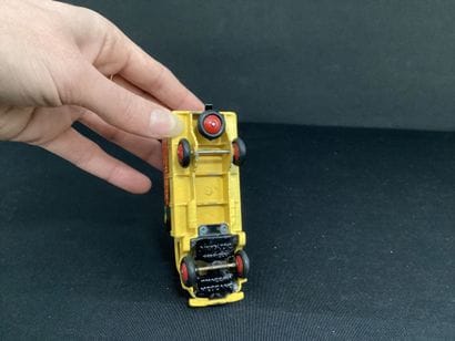 DINKY TOYS :
Camion Ford Calberson bâché.
Sans...