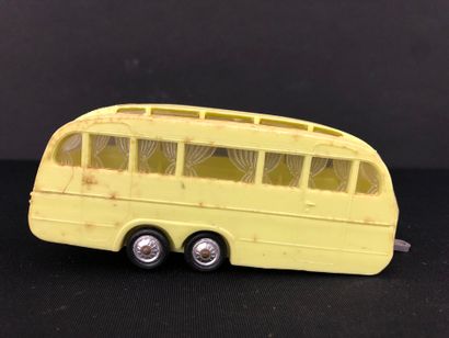 NOREV :
Caravan Hénon in yellow plastic.
EH...