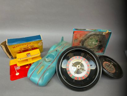 LOT de jouets en plastique comprenant une...