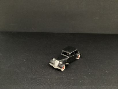 DINKY TOYS :
Citroën Traction 11 BL, noire...