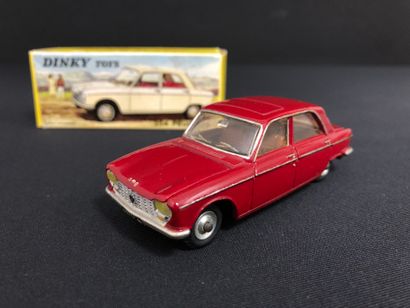 DINKY TOYS :
Peugeot 204, berline, rouge.
Avec...