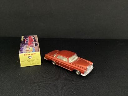 DINKY TOYS :
Coupé Mercedes 300 SE, rouge...