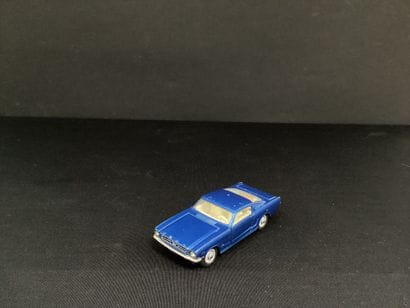 CORGI TOYS :
Ford mustang, blue.
Opening...