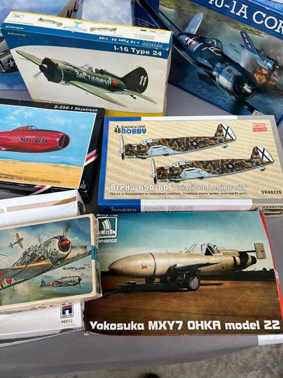 LOT de maquettes d'avions militaires à construire.
État...