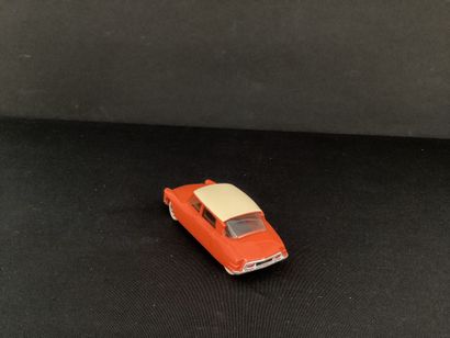 DINKY TOYS :
Citroën DS 19, sedan, orange...