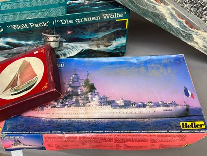 LOT de maquettes de bateaux civiles et militaires...