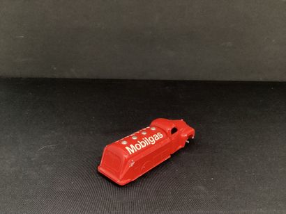DINKY TOYS :
Camion studebacker, rouge.
Publicité...