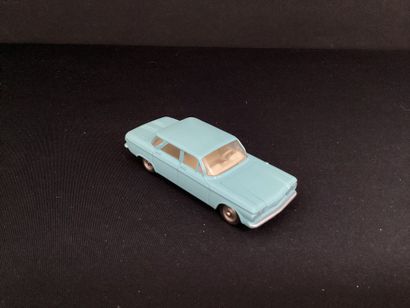 DINKY TOYS :
Chevrolet Corvair, bleu pâle.
Afrique...