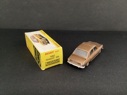DINKY TOYS : 
Peugeot 504 en métal couleur...