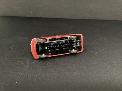 DINKY TOYS :
BMW 1500, rouge.
Sans boîte.
Éclat...
