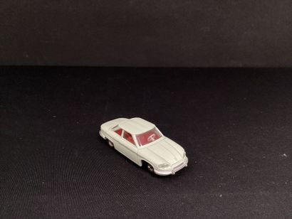 DINKY TOYS :
PANHARD 24 CT, vert d'eau.
Glace...