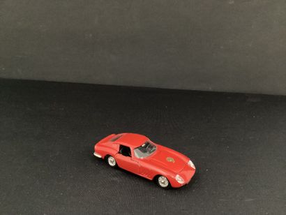 DINKY TOYS :
Ferrari 250 GT, rouge.
Ouvrants.
Sans...