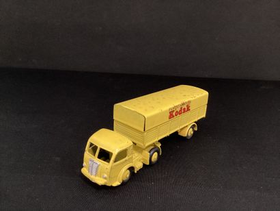DINKY TOYS :
Panhard, semi-remorque Kodak,...