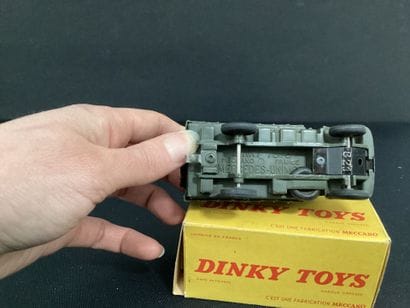 DINKY TOYS :
Camionnette militaire, Mercedes...