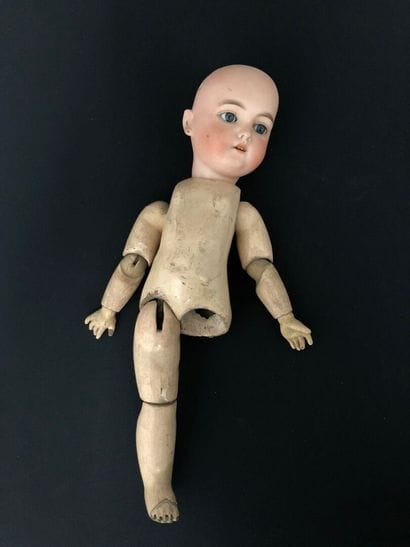 FRANZ SCHMID & Co 
POUPEE tête en porcelaine,...