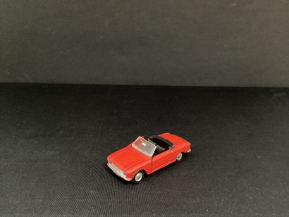 DINKY TOYS :
Peugeot 204 cabriolet, red.
Tilting...