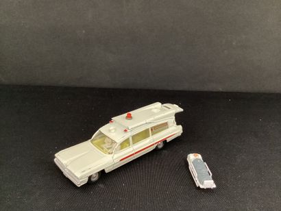 DINKY TOYS:
American ambulance, 