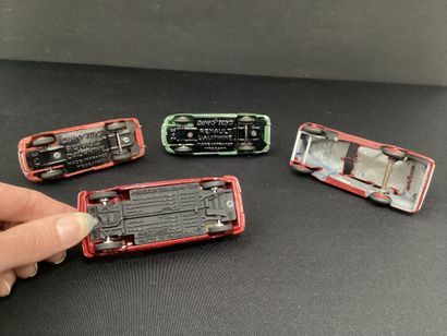 DINKY TOYS :
LOT de quatre voitures comprenant...