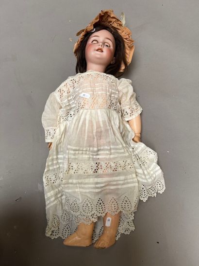 POUPEE FRANCAISE, avec tête en biscuit, bouche...