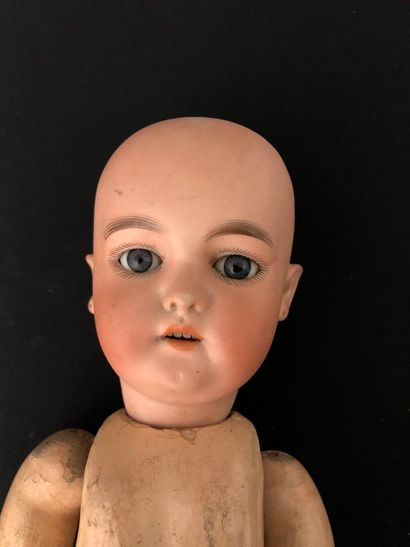 FRANZ SCHMID & Co 
POUPEE tête en porcelaine,...