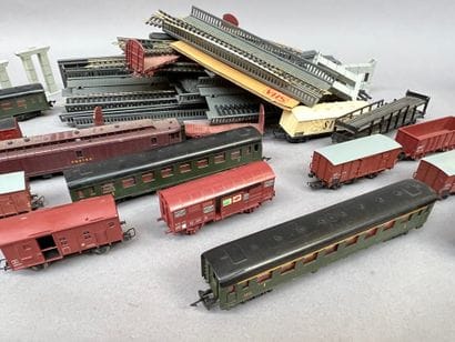 JOUEF :
Lot de voitures et wagons avec des...