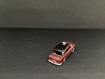 DINKY TOYS :
Taxi, Ford vedette, aubergine...
