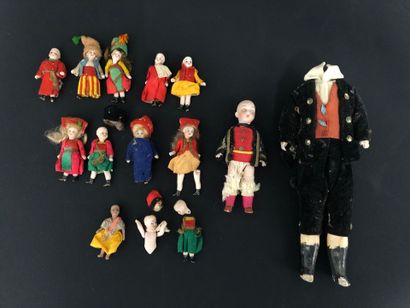 LOT de mignonnettes. 
Têtes et corps en biscuit.
H...