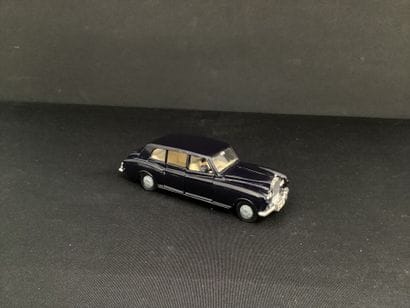DINKY TOYS : 
Rolls-Royce, phantom V noire.
Avec...