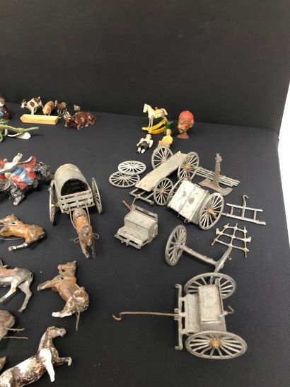 LOT de soldats, personnages, chevaux, animaux...