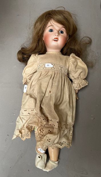 POUPEE FRANCAISE, avec tête en biscuit, bouche...
