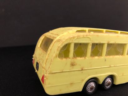 NOREV :
Caravan Hénon in yellow plastic.
EH...