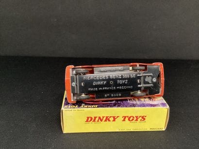 DINKY TOYS :
Coupé Mercedes 300 SE, rouge...