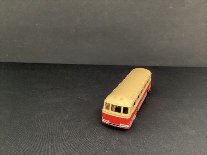 DINKY TOYS :
Autocar Chausson 29F, rouge...