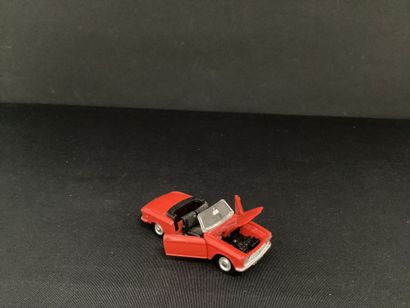 DINKY TOYS :
Peugeot 204 cabriolet, red.
With...