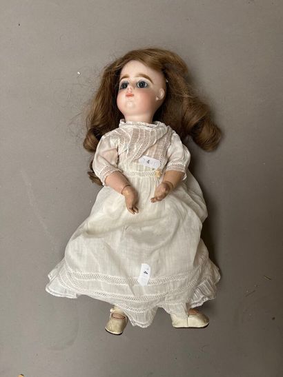 POUPEE FRANCAISE, avec tête en biscuit, bouche...